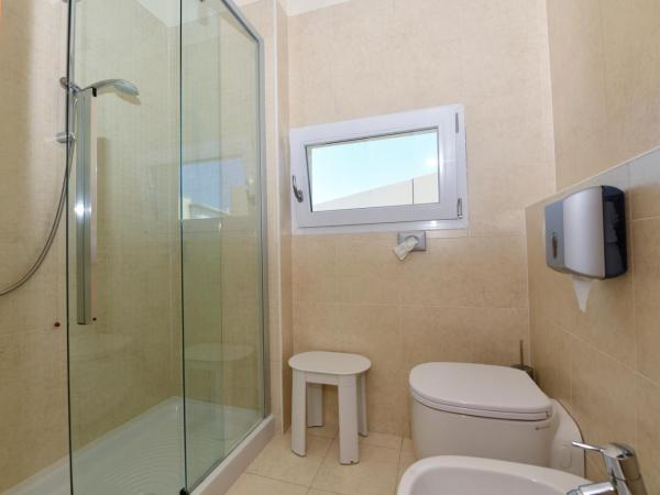 Hotel Eden : photo 8 de la chambre duplex avec terrasse, accès à la plage et parking