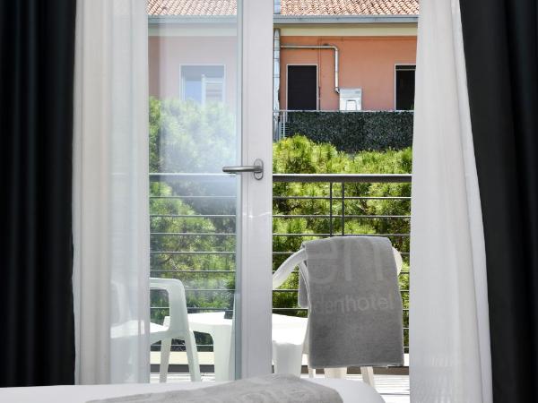Hotel Eden : photo 4 de la chambre chambre double ou lits jumeaux avec balcon, accès à la plage et parking