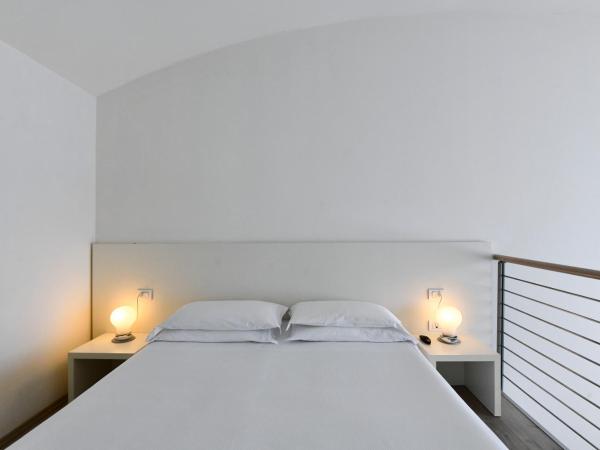 Hotel Eden : photo 10 de la chambre duplex avec terrasse, accès à la plage et parking