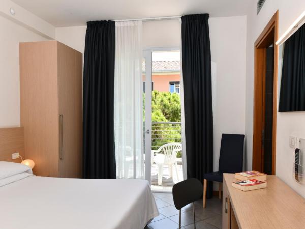 Hotel Eden : photo 6 de la chambre chambre double ou lits jumeaux avec balcon, accès à la plage et parking