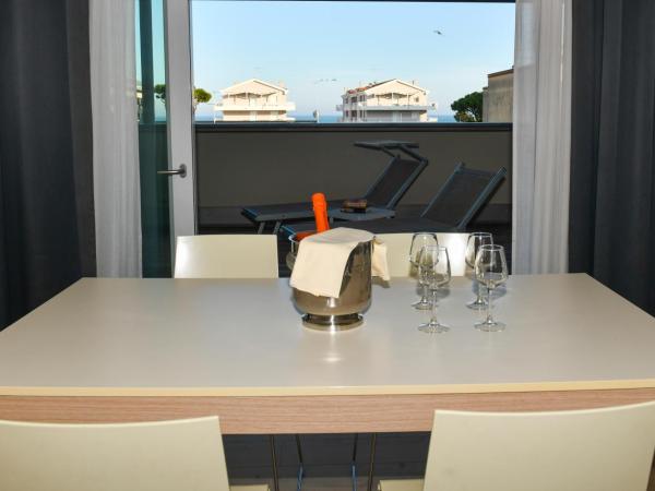 Hotel Eden : photo 2 de la chambre duplex avec terrasse, accès à la plage et parking