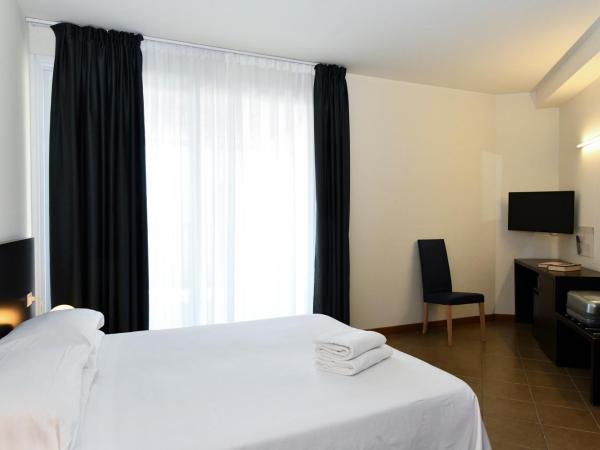 Hotel Eden : photo 3 de la chambre chambre double avec terrasse, accès à la plage et parking