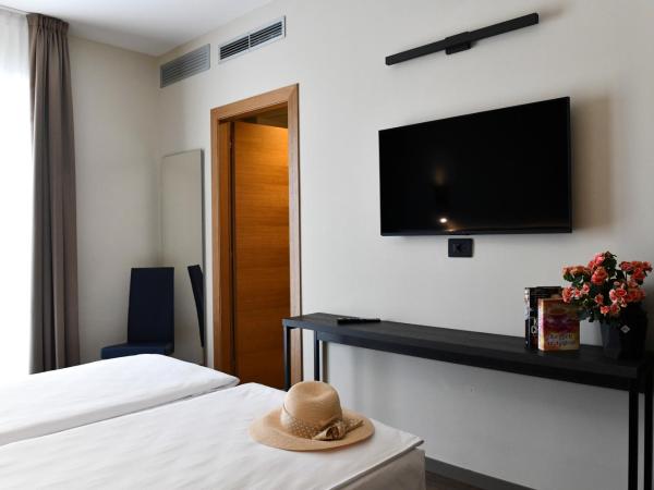 Hotel Eden : photo 7 de la chambre superior double or twin room with balcony, beach access and parking