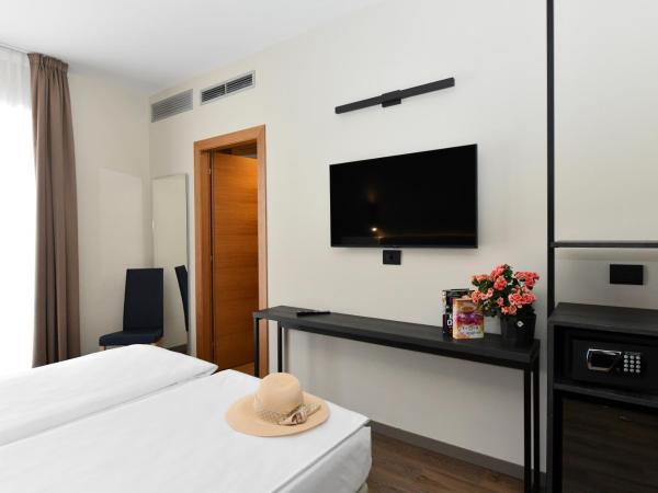 Hotel Eden : photo 9 de la chambre superior double or twin room with balcony, beach access and parking