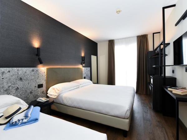 Hotel Eden : photo 3 de la chambre superior triple room with balcony, beach access and parking