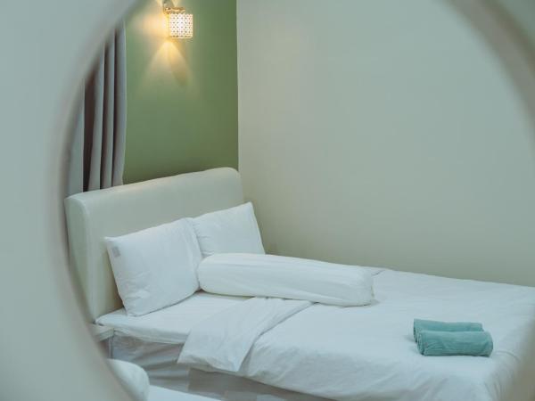 Villa Dracaena Melaka With Swimming Pool, Hill View and 20 minutes to Town : photo 3 de la chambre chambre quadruple avec salle de bains privative