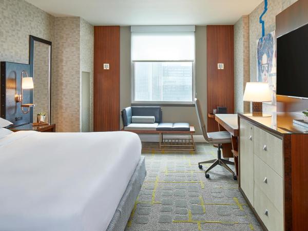 Renaissance Atlanta Midtown Hotel : photo 1 de la chambre chambre lit king-size avec douche accessible en fauteuil roulant - adaptée aux personnes à mobilité réduite