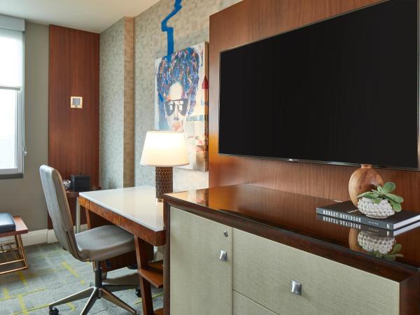 Renaissance Atlanta Midtown Hotel : photo 3 de la chambre chambre lit king-size avec douche accessible en fauteuil roulant - adaptée aux personnes à mobilité réduite