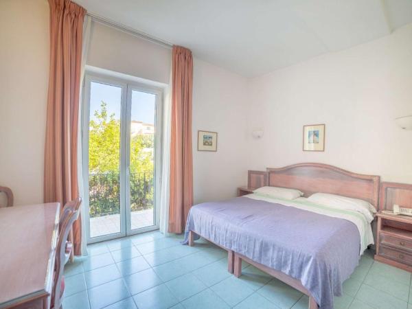 Hotel Royal Terme : photo 4 de la chambre chambre triple - vue sur la piscine