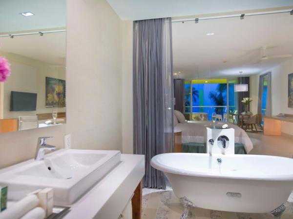 Krystal Grand Puerto Vallarta - All Inclusive : photo 4 de la chambre suite junior lit king-size avec jacuzzi