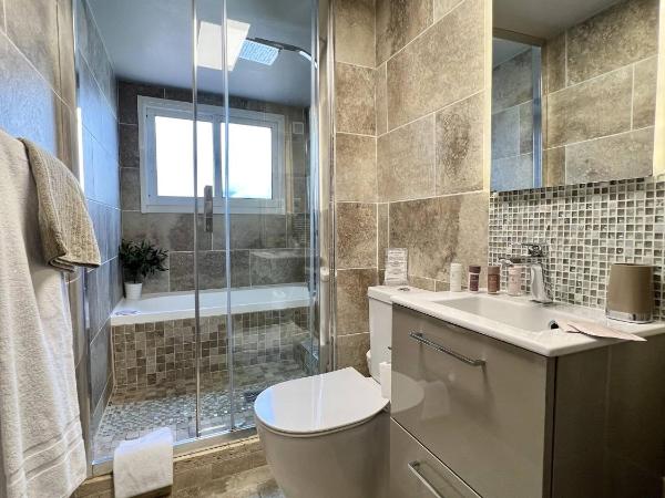 Hotel La Calanque : photo 2 de la chambre chambre familiale - vue sur montagne (2 adultes + 2 enfants)