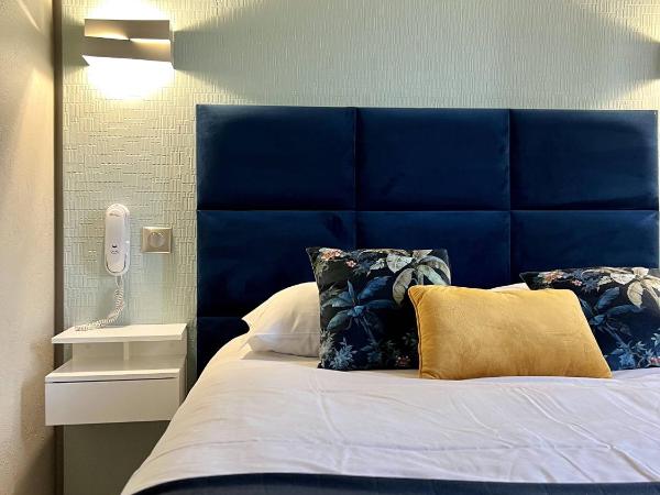 Hotel La Calanque : photo 6 de la chambre chambre familiale - vue sur montagne (2 adultes + 2 enfants)