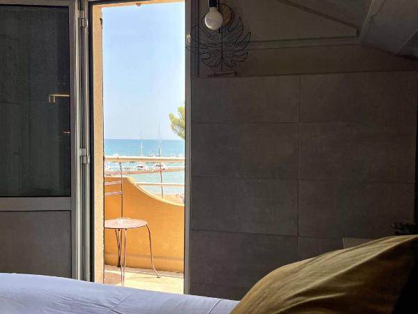 Hotel La Calanque : photo 5 de la chambre chambre lit queen-size - vue sur mer