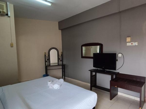 Kota Lodge : photo 6 de la chambre chambre lit king-size avec balcon