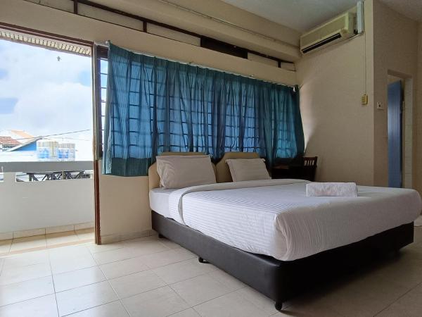 Kota Lodge : photo 1 de la chambre chambre lit king-size avec balcon