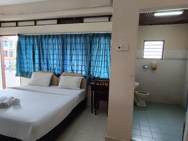Kota Lodge : photo 8 de la chambre chambre lit king-size avec balcon