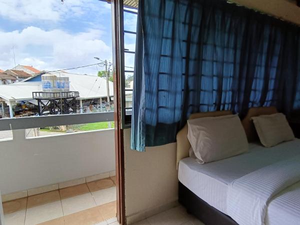 Kota Lodge : photo 4 de la chambre chambre lit king-size avec balcon
