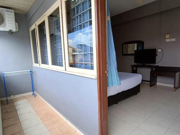 Kota Lodge : photo 5 de la chambre chambre lit king-size avec balcon