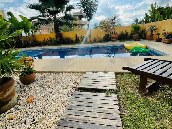 Villa Bonobo - Coliving : photo 6 de la chambre chambre double - vue sur piscine