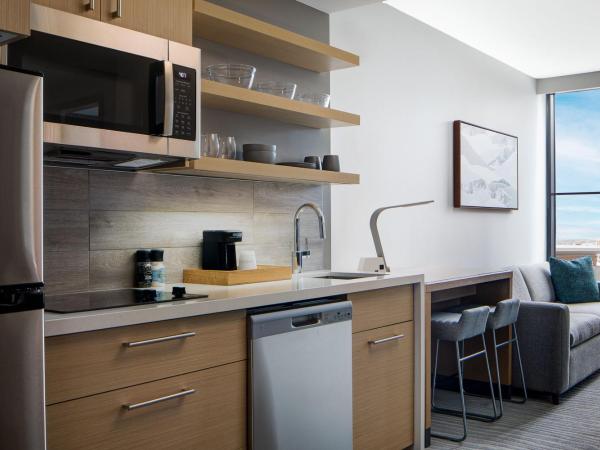 Element Salt Lake City Downtown : photo 1 de la chambre suite lit king-size 1 chambre avec canapé-lit - vue sur ville