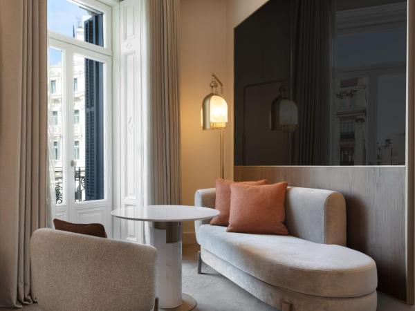 JW Marriott Hotel Madrid : photo 3 de la chambre chambre lit king-size premium deluxe avec balcon - vue sur ville