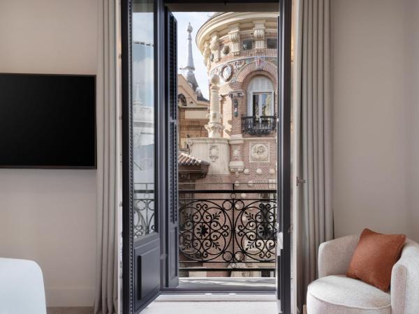 JW Marriott Hotel Madrid : photo 4 de la chambre chambre lit king-size d'angle premium deluxe - vue sur ville