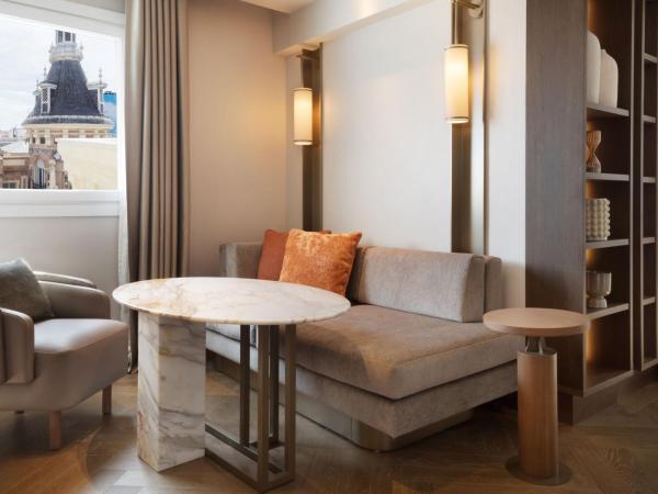 JW Marriott Hotel Madrid : photo 7 de la chambre suite junior lit king-size avec balcon - vue sur panorama urbain