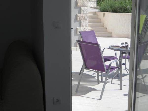 Dubrovnik Icy Guest House : photo 7 de la chambre chambre lit king-size - vue sur jardin