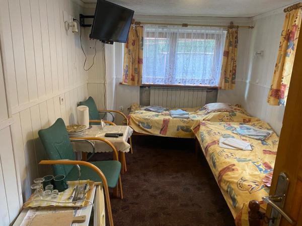 Wynajem Pokoi gościnnych Jaś i Małgosia : photo 1 de la chambre chambre lits jumeaux avec salle de bains