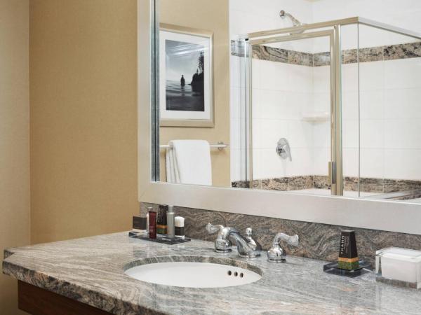 Vancouver Marriott Pinnacle Downtown Hotel : photo 4 de la chambre chambre lit king-size niveau concierge - Étage supérieur - vue sur ville