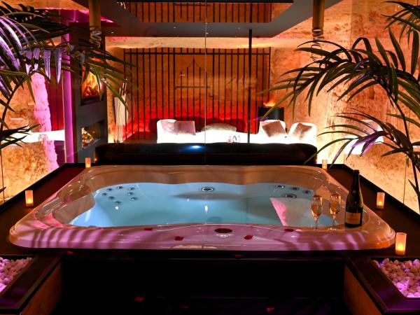 OMIRA - Nuits d'exception & spa : photo 1 de la chambre suite avec jacuzzi