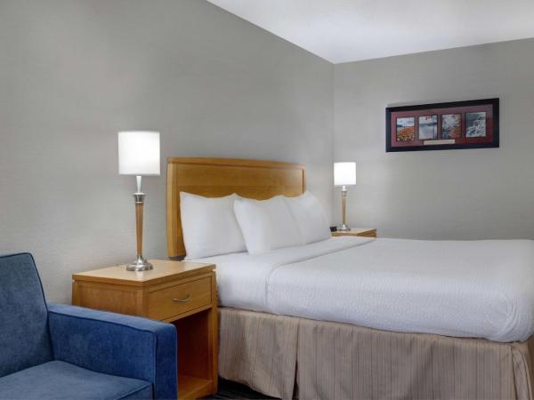 Days Inn by Wyndham Niagara Falls Near The Falls : photo 3 de la chambre chambre lit king-size de luxe avec jacuzzi - non-fumeurs