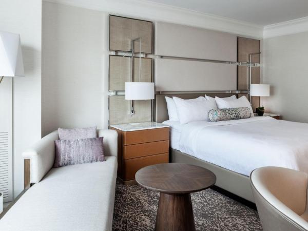 Hotel Clio, a Luxury Collection Hotel, Denver Cherry Creek : photo 4 de la chambre chambre de luxe avec lit king-size et vue sur la cour