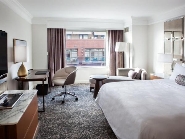 Hotel Clio, a Luxury Collection Hotel, Denver Cherry Creek : photo 5 de la chambre chambre de luxe avec lit king-size et vue sur la cour