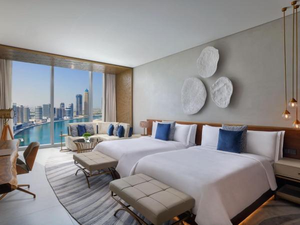 The St. Regis Downtown Dubai : photo 4 de la chambre chambre double deluxe avec 2 lits doubles et service de majordome st regis signature - vue sur canal