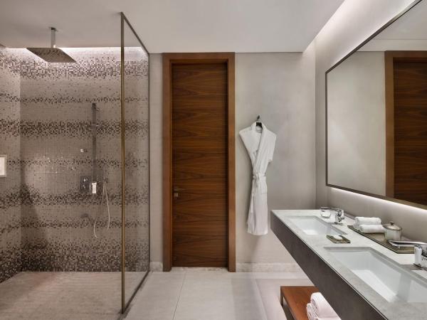 The St. Regis Downtown Dubai : photo 4 de la chambre suite lit king-size supérieure avec service de majordome st regis signature -vue sur centre-ville