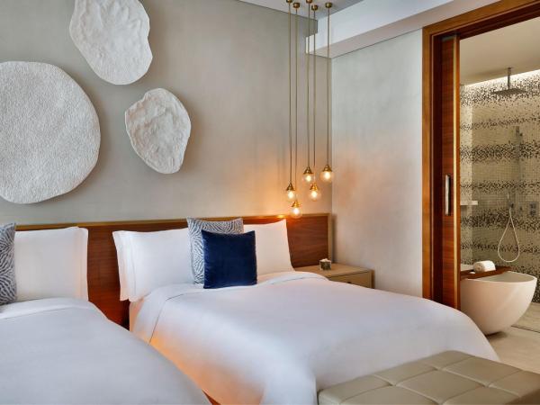 The St. Regis Downtown Dubai : photo 4 de la chambre chambre double supérieure avec 2 lits doubles avec service de majordome st regis signature -vue partielle sur burj khalifa ou sur centre-ville