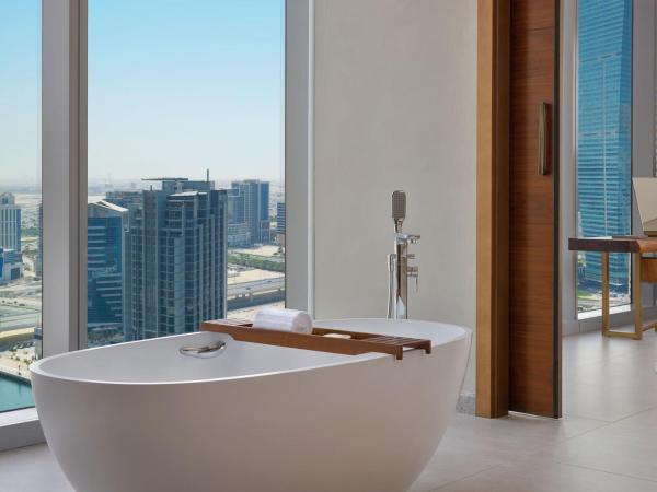 The St. Regis Downtown Dubai : photo 4 de la chambre suite lit king-size st regis avec service de majordome st regis signature - vue sur canal