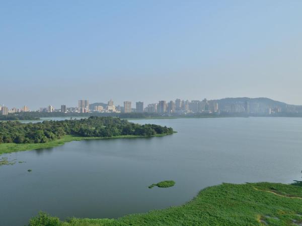 The Westin Mumbai Powai Lake : photo 8 de la chambre westin suite, 1 bedroom suite, 1 king, lake view