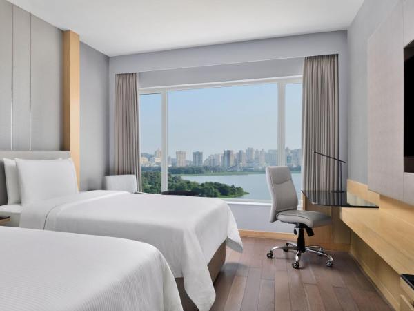 The Westin Mumbai Powai Lake : photo 6 de la chambre guest room, 2 double bed - lake view