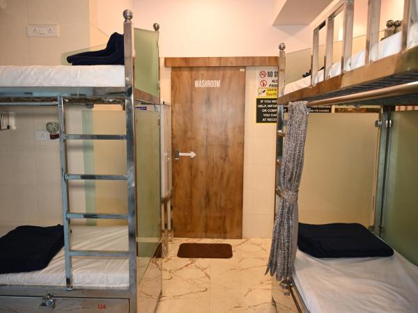 Sagar Dormitory Andheri - Nearest to Andheri Railway Station West : photo 3 de la chambre lits superposés dans dortoir masculin
