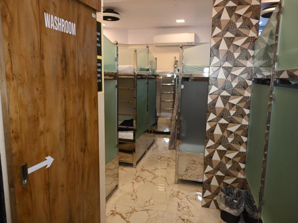 Sagar Dormitory Andheri - Nearest to Andheri Railway Station West : photo 4 de la chambre lits superposés dans dortoir masculin