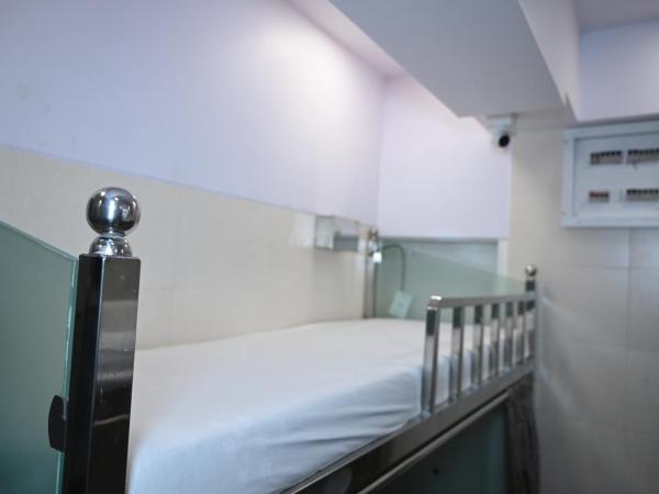 Sagar Dormitory Andheri - Nearest to Andheri Railway Station West : photo 8 de la chambre lits superposés dans dortoir masculin