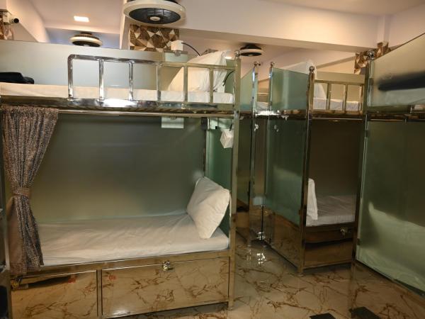 Sagar Dormitory Andheri - Nearest to Andheri Railway Station West : photo 9 de la chambre lits superposés dans dortoir masculin