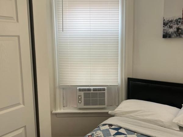 Hollywood Rentals LLC : photo 6 de la chambre chambre double avec salle de bains commune