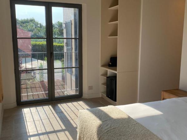 Lou Cagnard : photo 9 de la chambre chambre lit king-size - vue sur piscine 