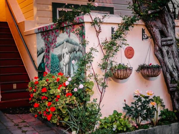 Marina Motel : photo 10 de la chambre chambre lit queen-size - cour