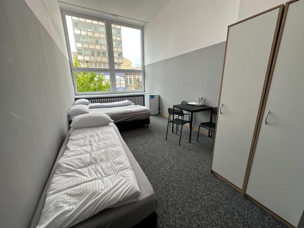 BLUE Hostel - Private Rooms by Friendly Hostel : photo 8 de la chambre chambre triple