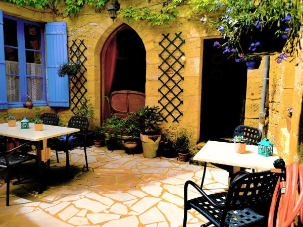 La Lanterne Chambres d'Hotes : photo 2 de la chambre chambre lit king-size - vue sur jardin