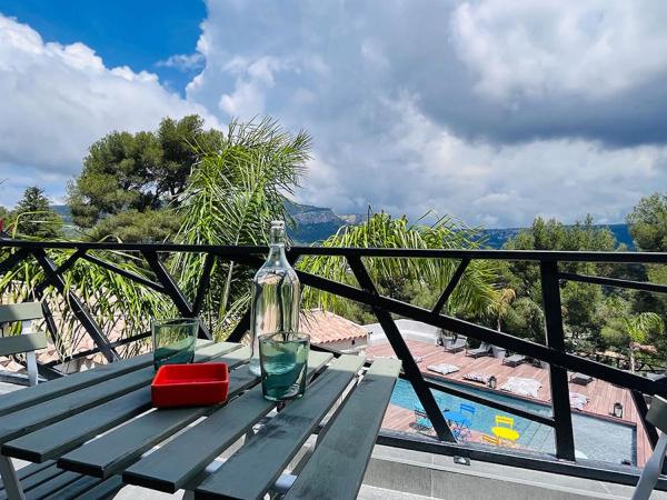 VILLA HOLISTIKA : BED AND BREAKFAST / POOL / AIR CONDITIONING/ MONT FARON TOULON : photo 2 de la chambre chambre lit queen-size - vue sur piscine